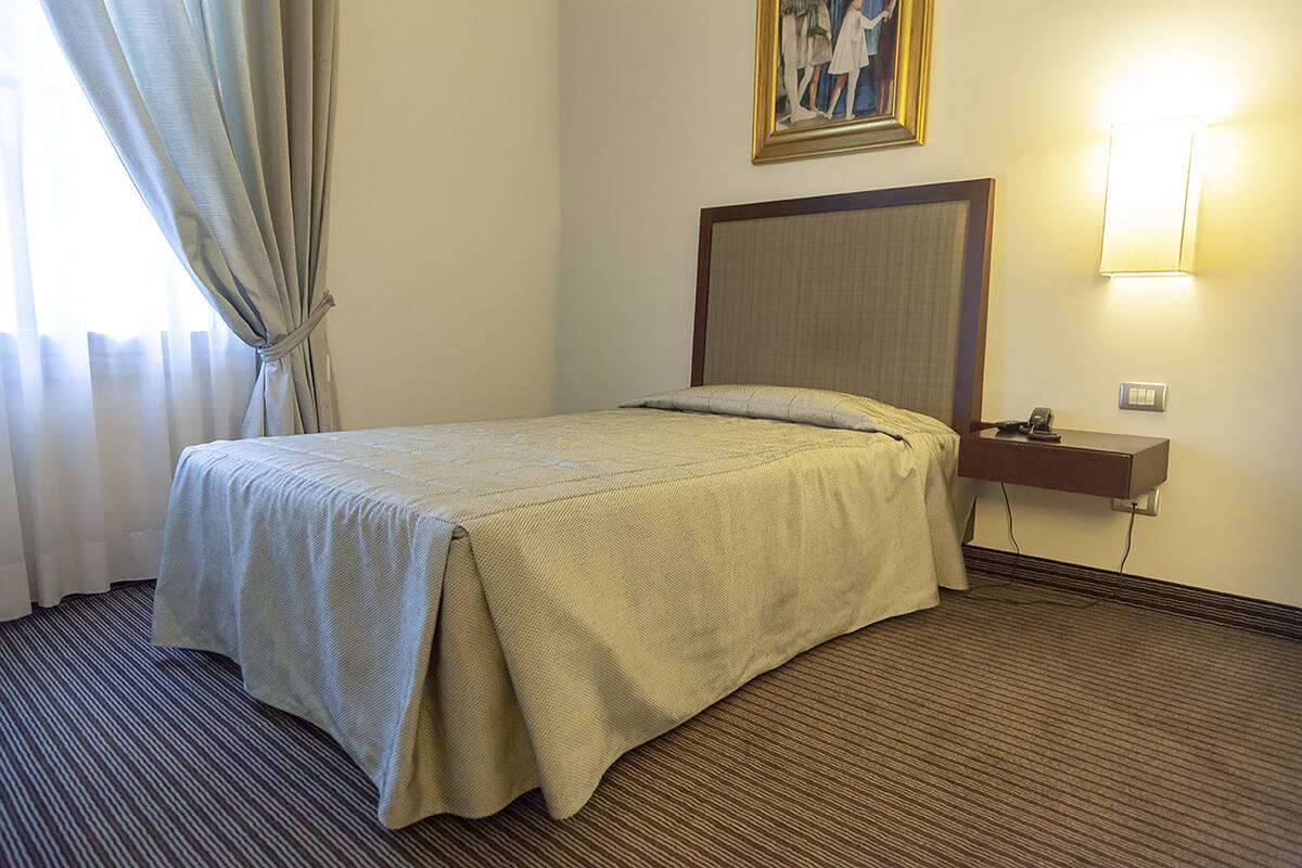 Chambre Simple, 1 grand lit 1 place
