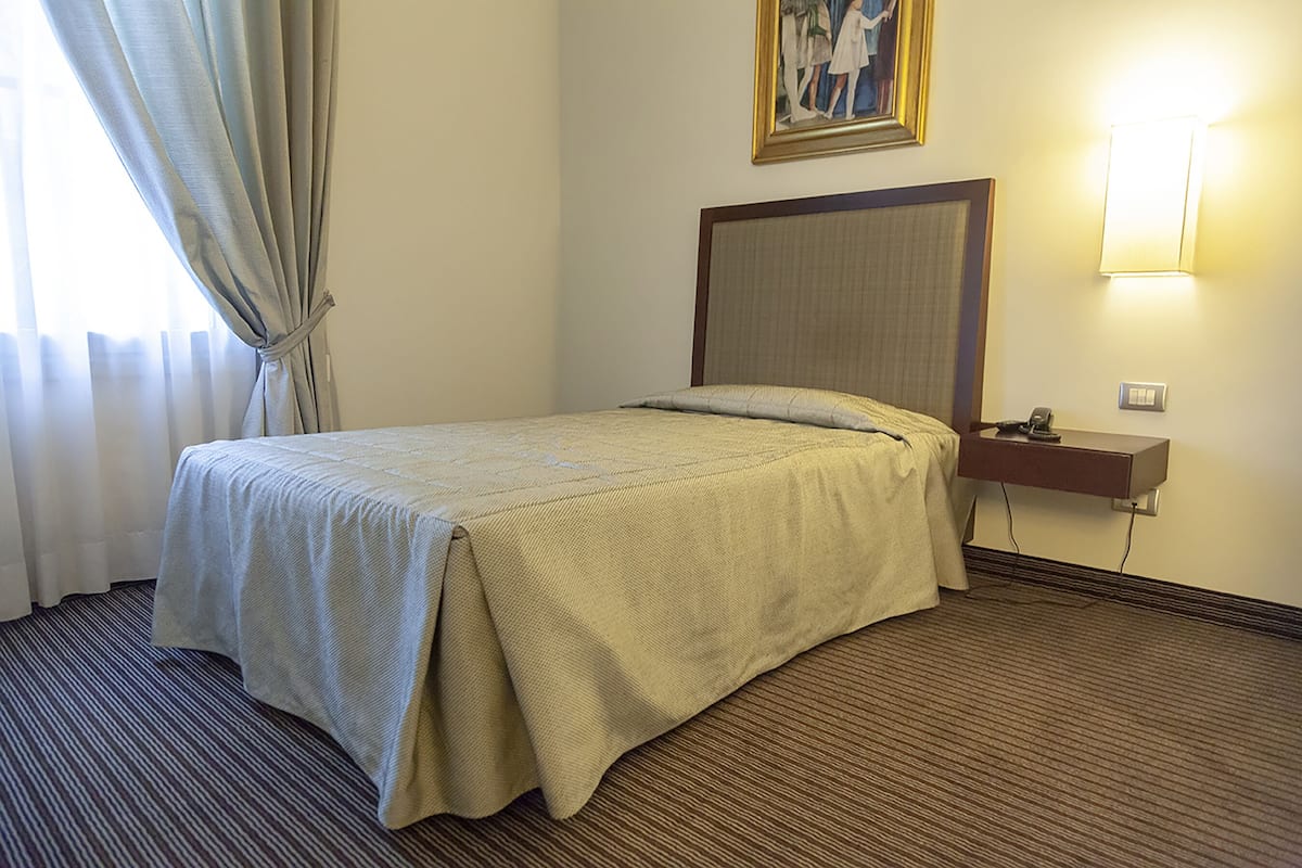 Kamar Single, 1 Tempat Tidur Twin Besar | Minibar, brankas, meja kerja, dan tirai kedap cahaya