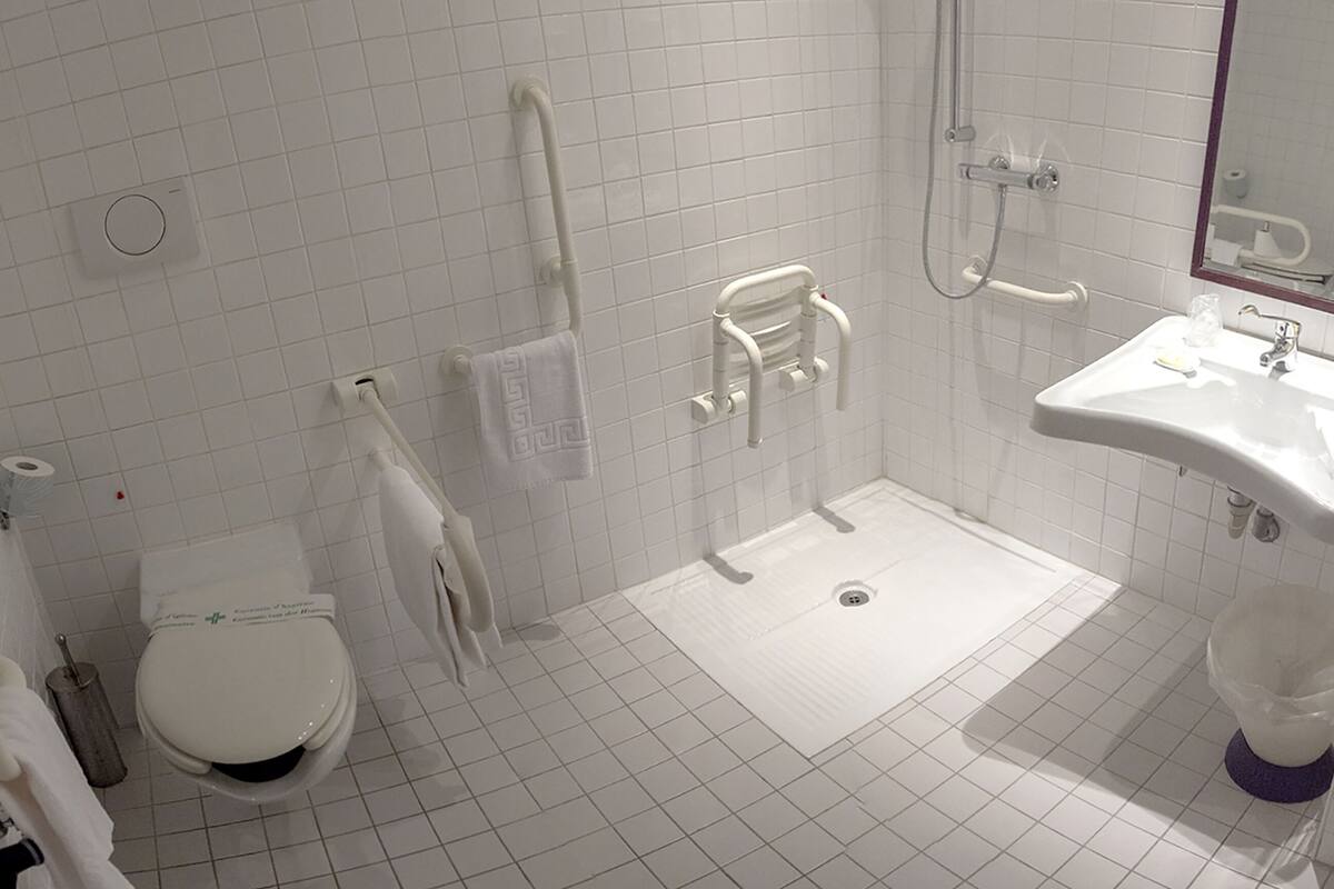 single room, 1 large single bed | bathroom | deep-soaking bathtub, rainfall showerhead, free toiletries, hair dryer