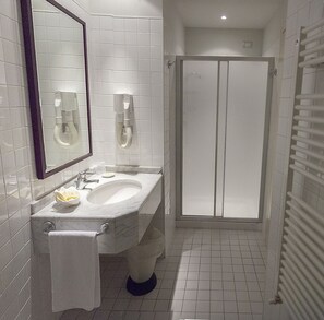 Baignoire relaxante profonde, douche à « effet pluie »