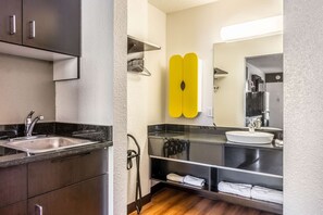 Combined shower/tub, free toiletries, towels - Studio 6 Little Rock, AR - West (Little Rock)