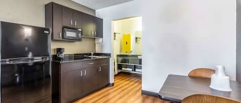 Refrigerador con congelador, microondas y cafetera y tetera