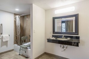 Tina con regadera, amenidades de baño gratuitas, toallas 