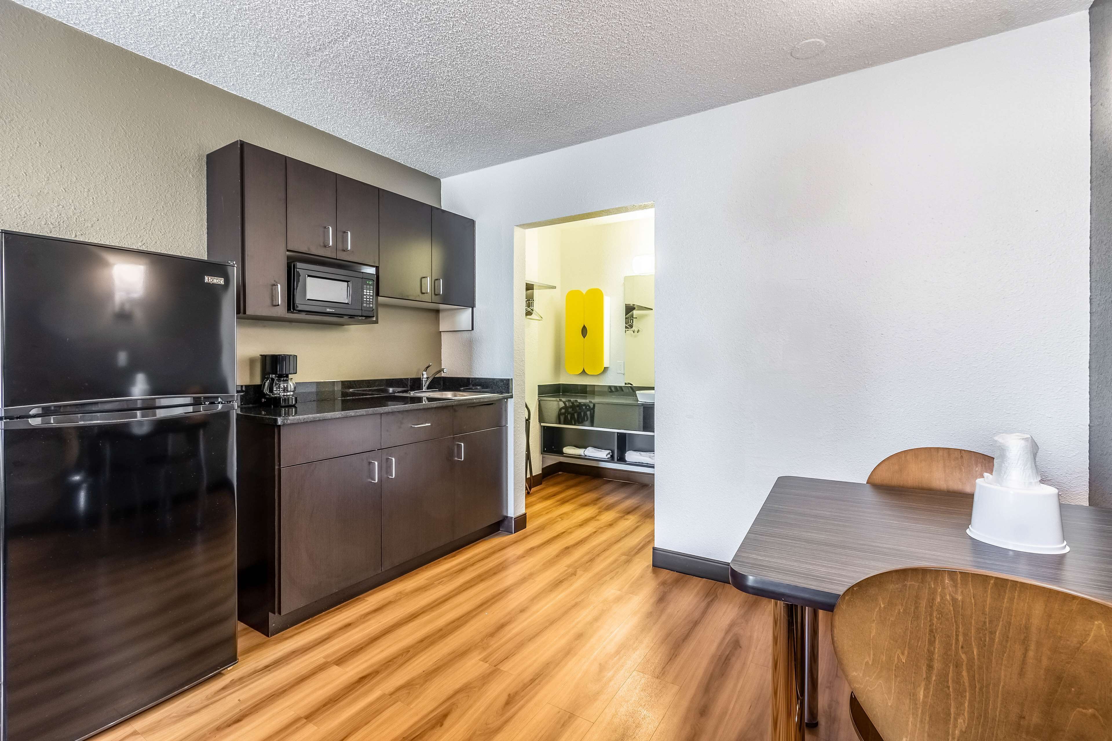 ثلاجة/مجمد بحجم كبير، ميكروويف، ماكينة لصنع القهوة/الشاي