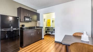 Frigorífico grande, microondas y cafetera o tetera