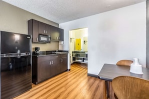 Kjøleskap, mikrobølgeovn og kaffetrakter/tekoker