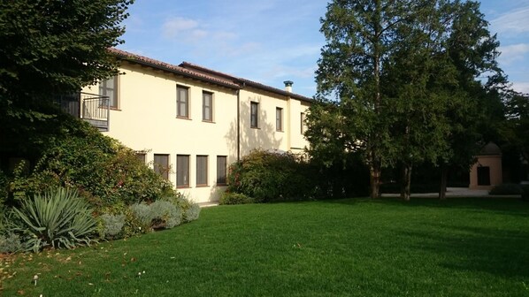 Un bâtiment à deux étages, doté d’un toit plat et d’une pelouse bien entretenue.