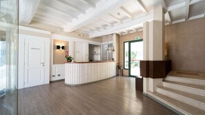 Un hall d’hôtel comprenant un comptoir d’accueil, une salle privée et un bureau.