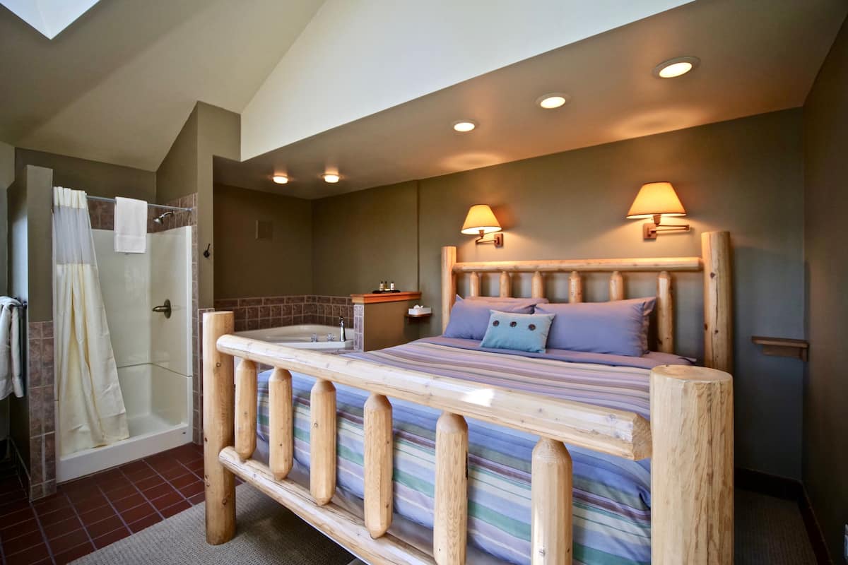 deluxe room, 1 king bed, non smoking, lake view | desk, free wifi, bed sheets