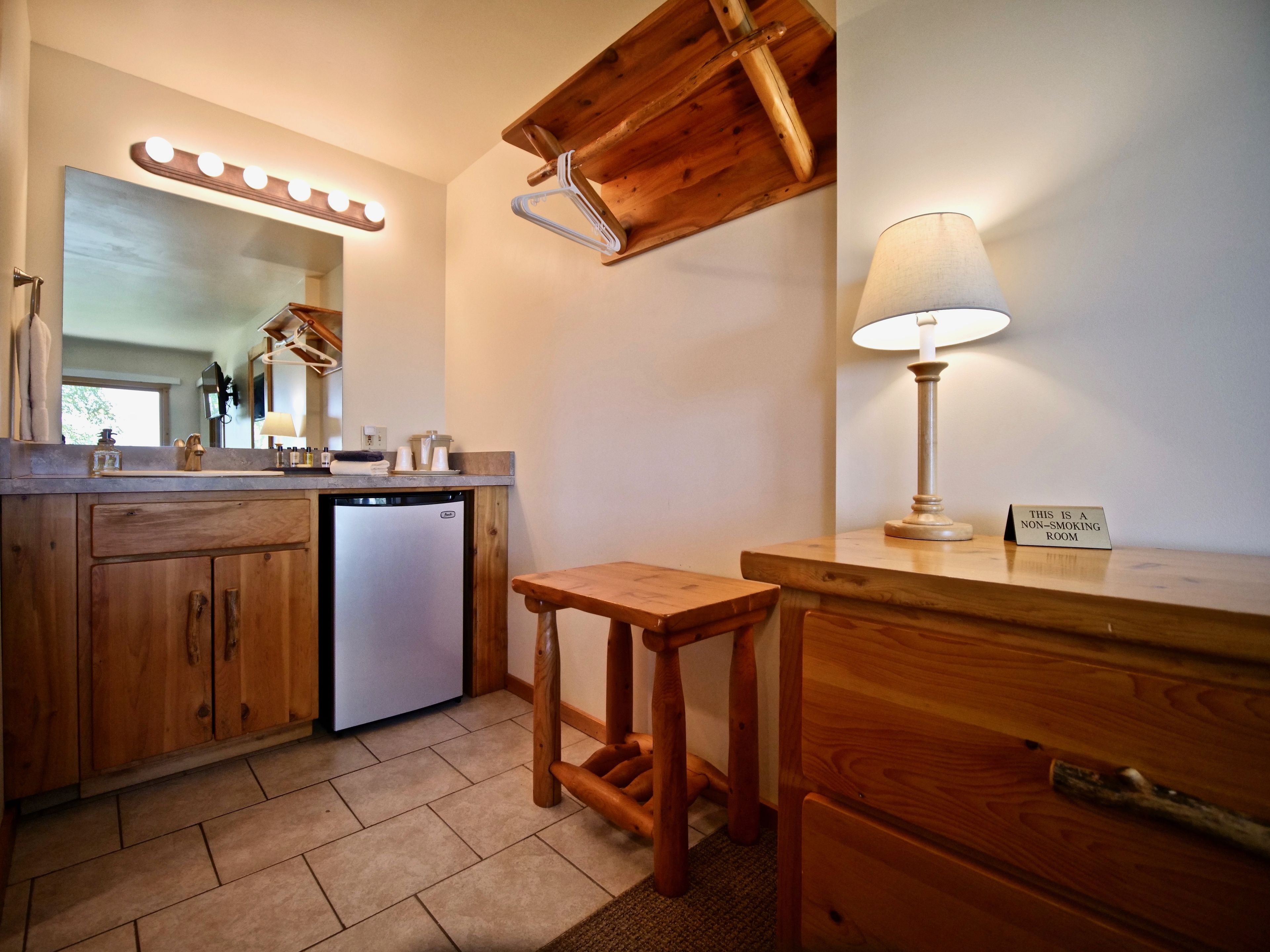 traditional room, 1 king bed, non smoking, lake view | desk, free wifi, bed sheets