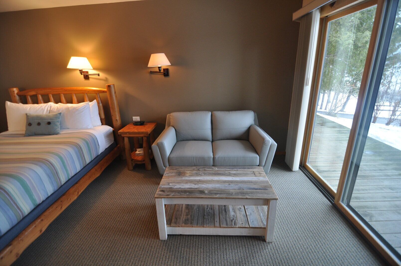 single room, 1 queen bed, lakeview with loveseat | desk, free wifi, bed sheets