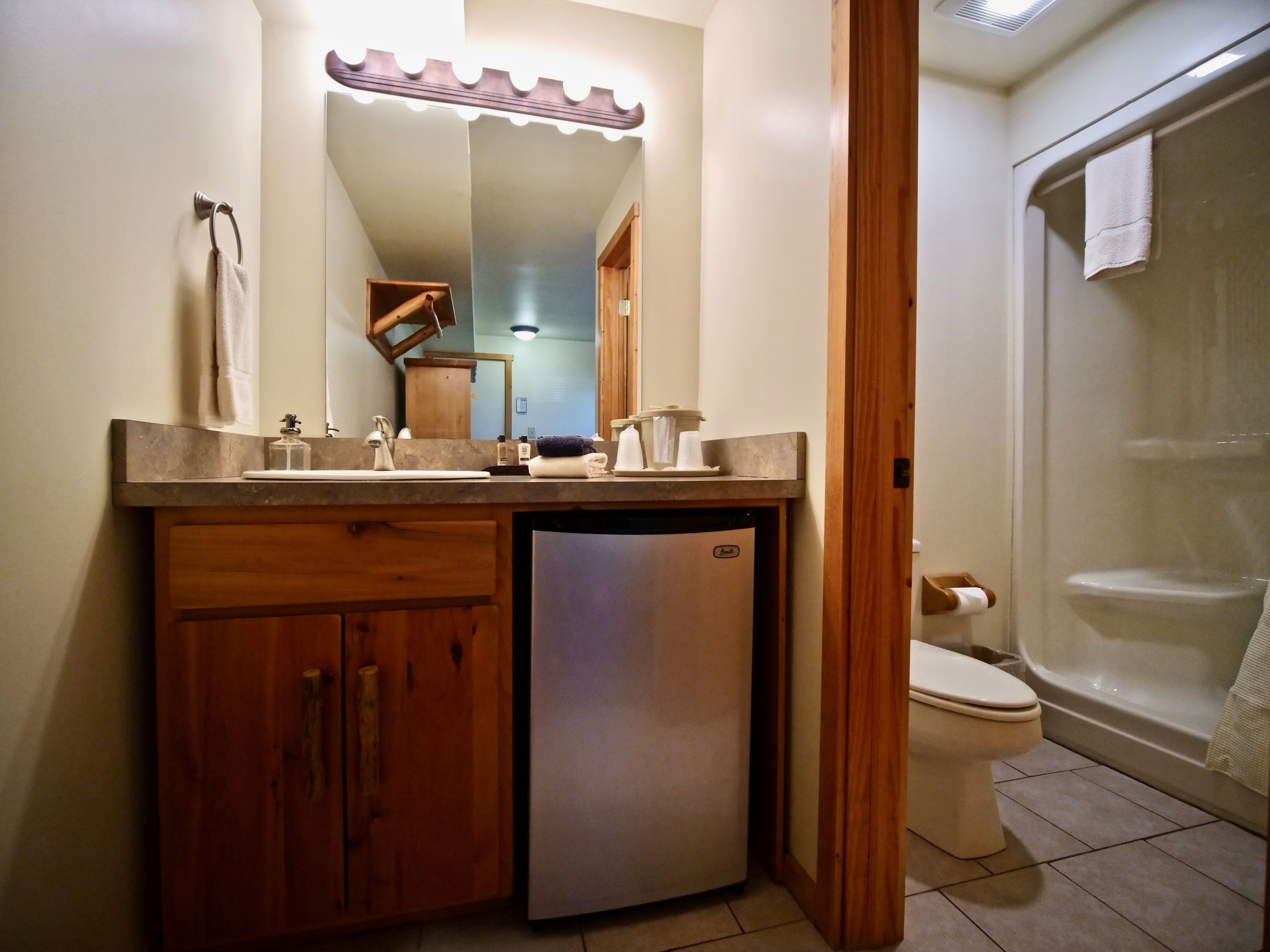 room, 1 queen bed, non smoking | desk, free wifi, bed sheets