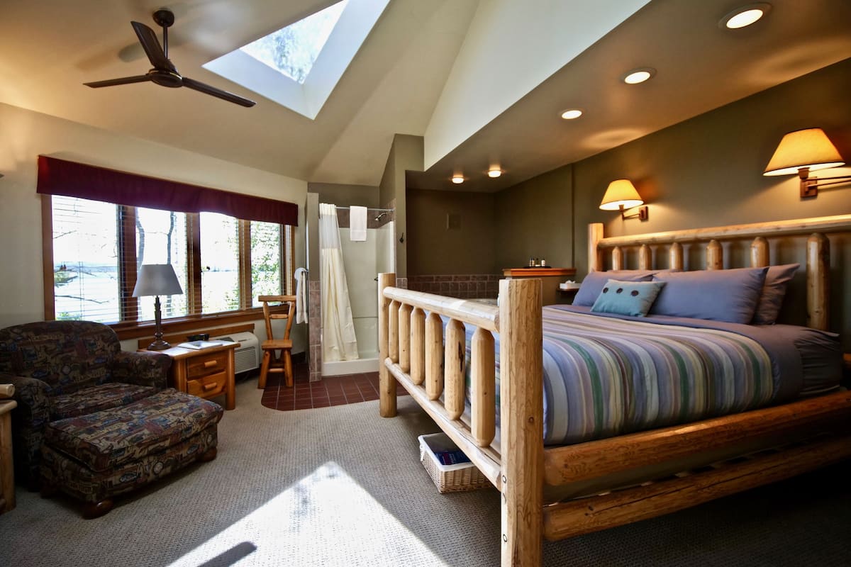 deluxe room, 1 king bed, non smoking, lake view | desk, free wifi, bed sheets