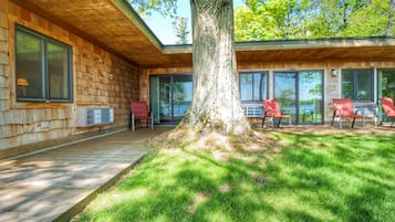 Traditional Room, 1 King Bed, Non Smoking, Lake View | Sundeck