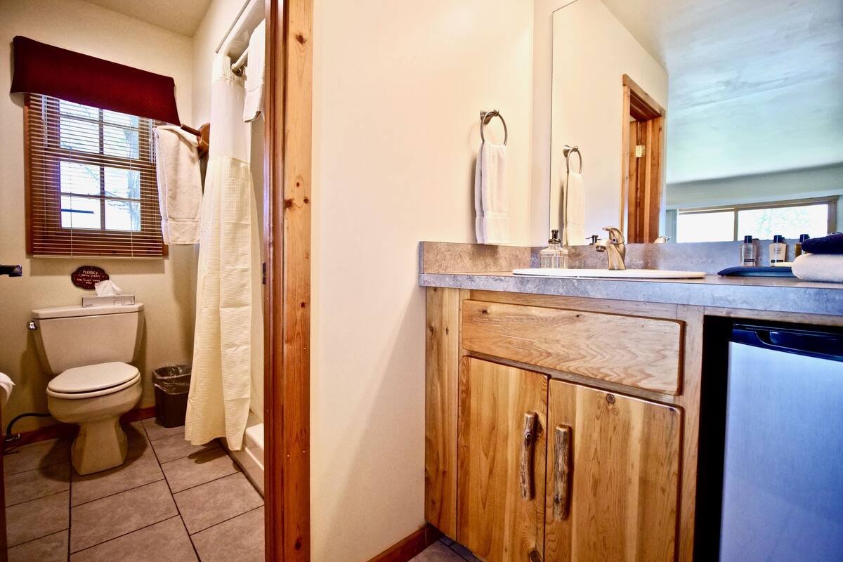 traditional room, 1 king bed, non smoking, lake view | desk, free wifi, bed sheets