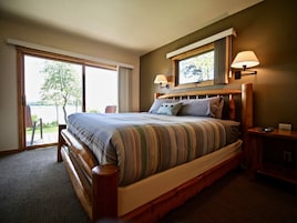 Traditional Room, 1 King Bed, Non Smoking, Lake View | Desk, free WiFi, bed sheets