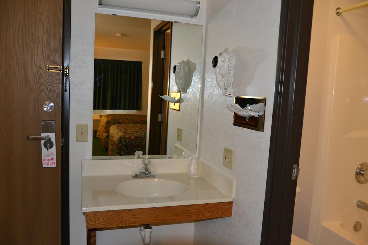 Bathroom | Combined shower/tub, hair dryer, towels