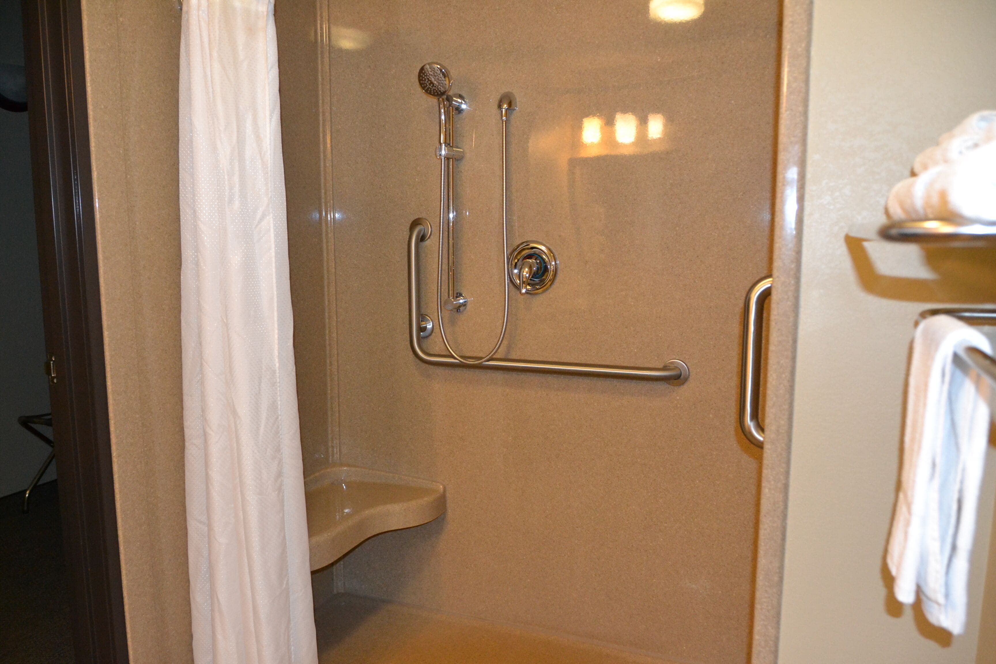 Quarto conforto, 1 cama Queen, acessível | Chuveiro