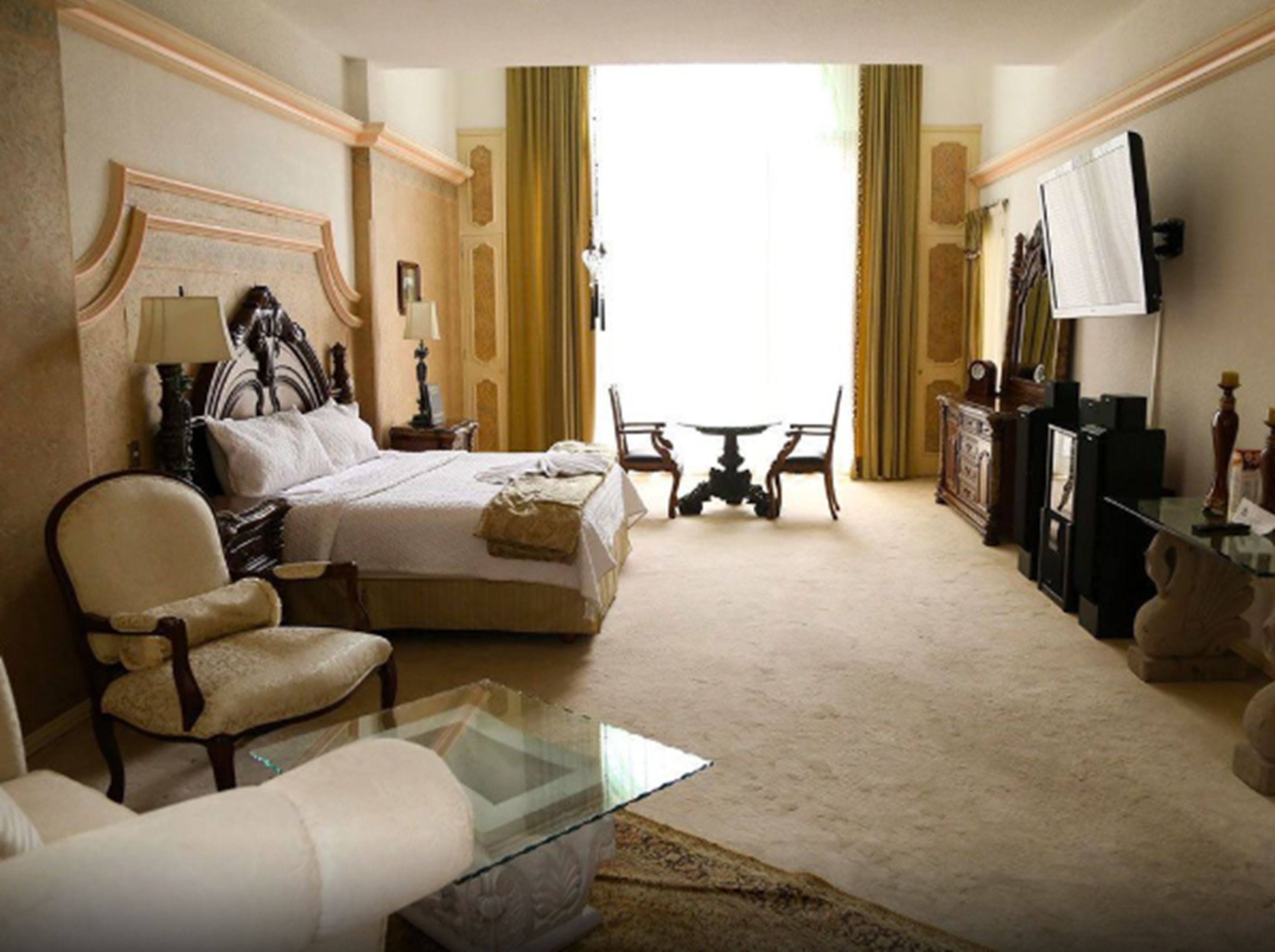 Edredons de pluma, cortinas blackout, Wi-Fi de cortesia