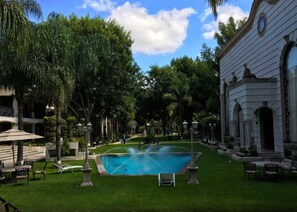 Sisäuima-allas ja ulkouima-allas avoinna 8.00–20.00, aurinkotuoleja