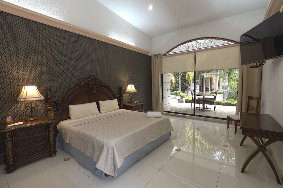 Comfort suite, 1 kingsize bed, toegankelijk voor mindervaliden | Donzen dekbedden, verduisterende gordijnen, gratis wifi