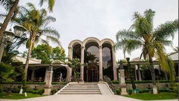 Vista frontal de la propiedad