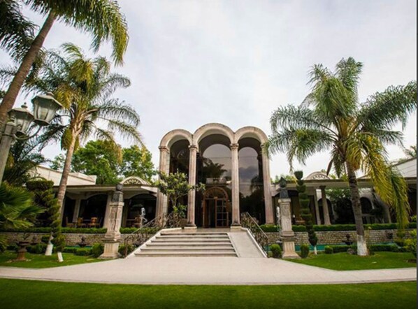 Vista frontal de la propiedad