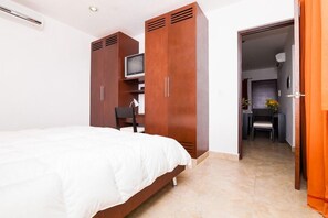 Escritorio, tabla de planchar con plancha, wifi y ropa de cama 