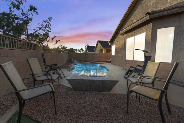 Una piscina al aire libre, una piscina climatizada