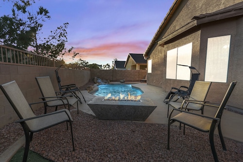 Single level sleeps10, 4 bedroom open concept home with private swimming pool 