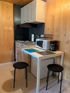 Réfrigérateur, micro-ondes, plaque de cuisson, cafetière/bouilloire
