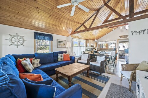 Les Bon Temps is a beautiful 3 Bedroom/2 Bath home on Chincoteague Island.