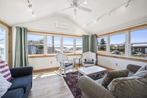 Flat-screen TV, fireplace, DVD player