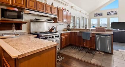 Mansion off Main, HotTub-Sauna-PoolTable-Pets OK!