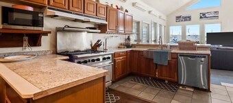 Mansion off Main, HotTub-Sauna-PoolTable-Pets OK!