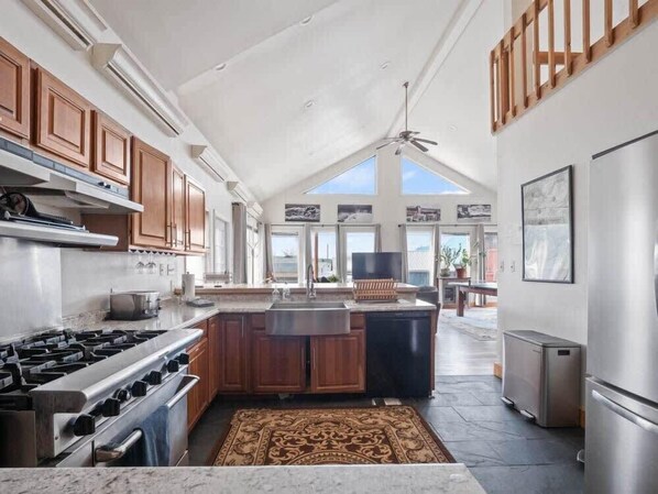 Een koelkast, een microgolfoven, een oven, een kookplaat