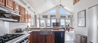 Mansion off Main, HotTub-Sauna-PoolTable-Pets OK!