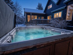 A hot tub in a snowy outdoor setting with a house in the background. - Mountain Hideaway — Hot Tub | Sauna | 1Gbps WiFi | 9BR Sleeps 18 + Pets (Leadville)
