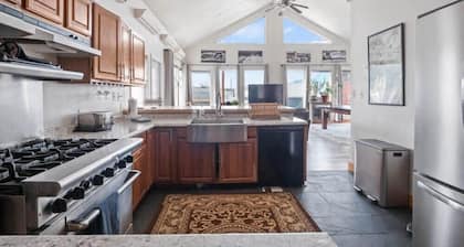 Mansion off Main, HotTub-Sauna-PoolTable-Pets OK!