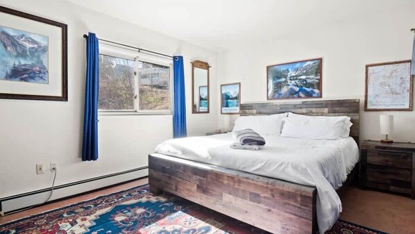 9 bedrooms, desk, iron/ironing board, travel cot