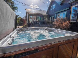 Bañera de hidromasaje al aire libre