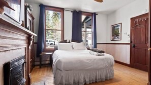 9 quartos, escrivaninha, ferros/tábuas de passar roupa, berço de viagem