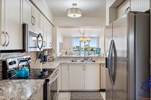 冷蔵庫、電子レンジ、オーブン、コンロ