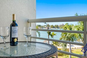 Property grounds - Bahia Vista 12-442: 4th-Floor Isla Del Sol Condo with Bay & Don CeSar Views (Isla Del Sol)