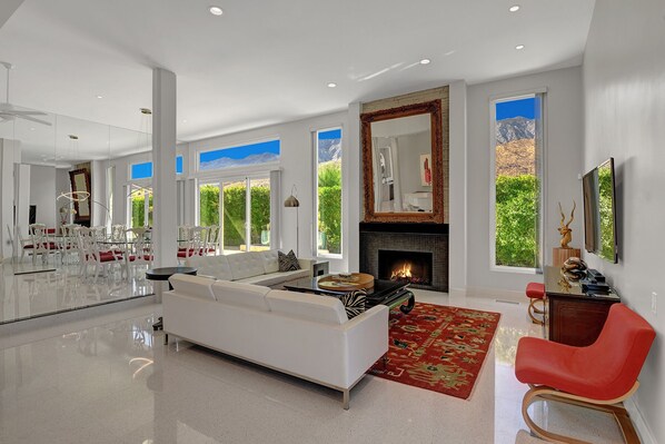 Smart TV, chimenea, reproductor de DVD y libros 