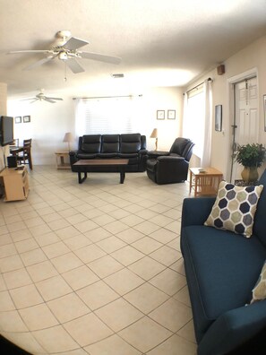 Smart-TV, DVD-spiller, bøker og filmbibliotek