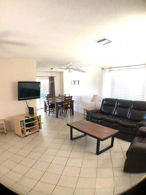 Smart-TV, DVD-spiller, bøker og filmbibliotek