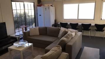 Flat-screen TV, DVD player, stereo