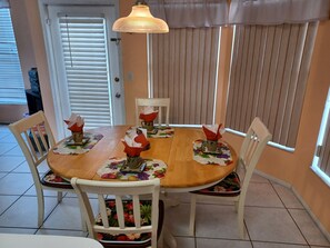 Dining - Fabulous Large Regal Villa 4 BR/Pvt Fantastic Pool & Free Wifi near Disney World (Kissimmee)