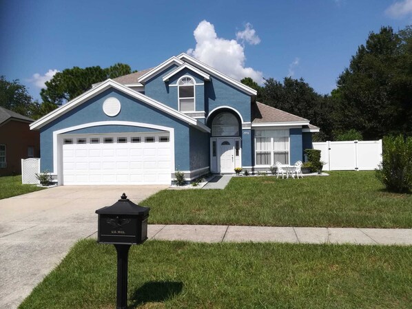 Exterior - Fabulous Large Regal Villa 4 BR/Pvt Fantastic Pool & Free Wifi near Disney World (Kissimmee)